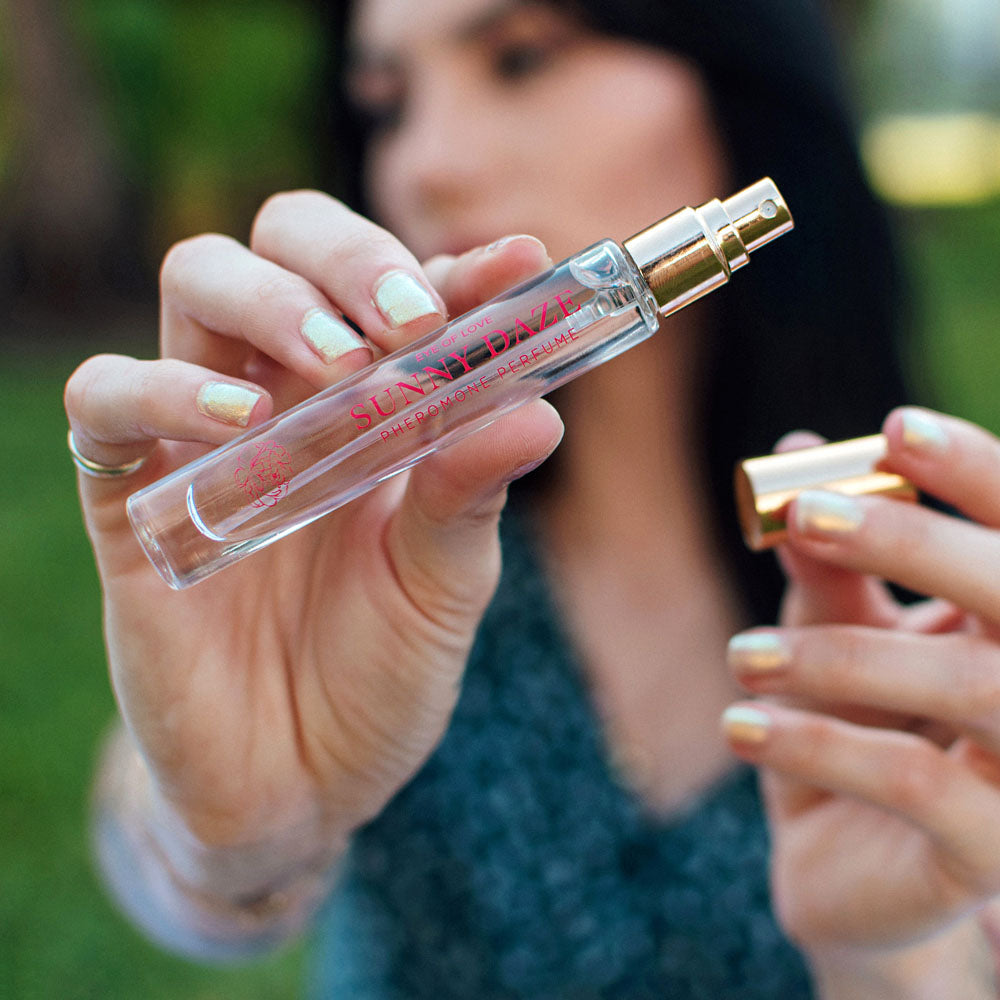 Eye Of Love Love In Bloom Sunny Daze Pheromone Perfume - 10ml - Floral & Citrus Scented Pheromone Parfum for Women to attract Men - 10 ml Spray - Take A Peek